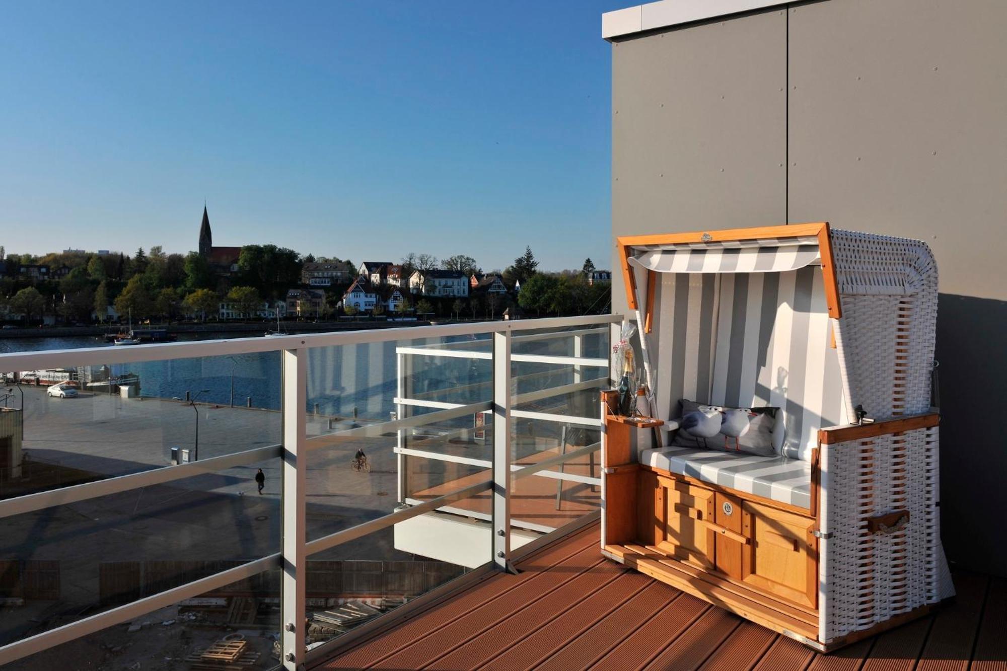 Apartmenthaus Hafenspitze: Seaside Terrace with City Views Eckernfoerde Exterior photo